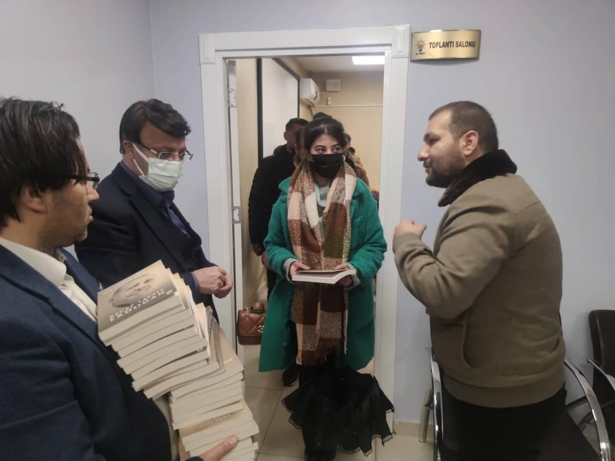 AK_PartiVan's tweet photo. İl Gençlik Kolları Yönetim Toplantısına katılan İl Başkanımız Gençliklerle İstişare ederek Cumhurbaşkanımızın kaleme aldığı "Daha Adil Bir Dünya Mümkün" kitabını hediye etti. @Ziverozdemir @erkankandemir @K_Turkmenoglu_V https://t.co/6nT04tEYwh
