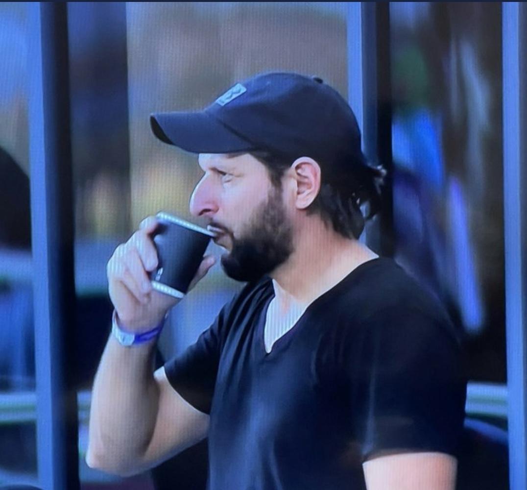 SoniaRajputPK's tweet photo. Boss manages the situation while drinking a cup of Fantastic Tea ☕️ .
This scene is so familiar🤔😃
#PakvsAfg #India #HowWastheTea
#کابلی_چائے https://t.co/LSty7RlMQr