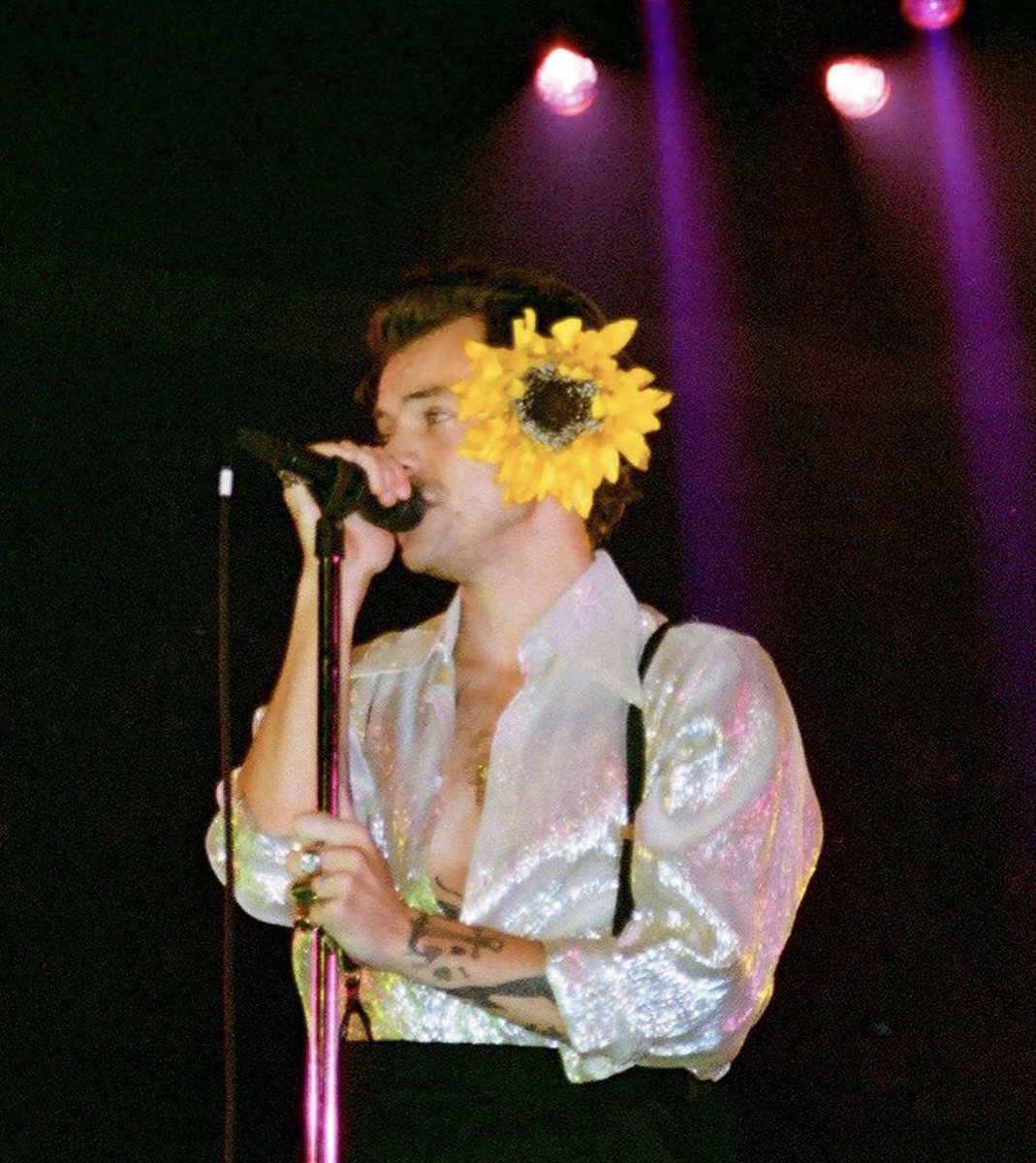 finewalls932's tweet photo. amo esta foto de harry styles, es tan lindo https://t.co/DymcItu5GQ