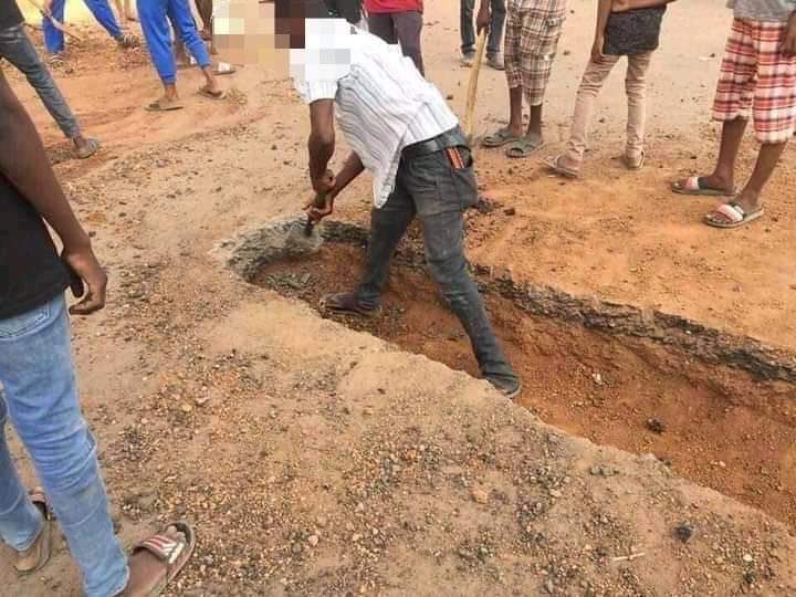 aboushafag's tweet photo. السودان الآن في قبضة سفاحين متعطشين لدماء المدنيين العزل ويتلذذون بالبطش والتنكيل والارهاب والنهب والسلب والقتل 
مع احترامي للجهود والمواقف الاقليمية والدولية الرافضة لعبث الانقلابيين ولكني اراهن على الشارع والشارع فقط https://t.co/BZCaIRMpvv