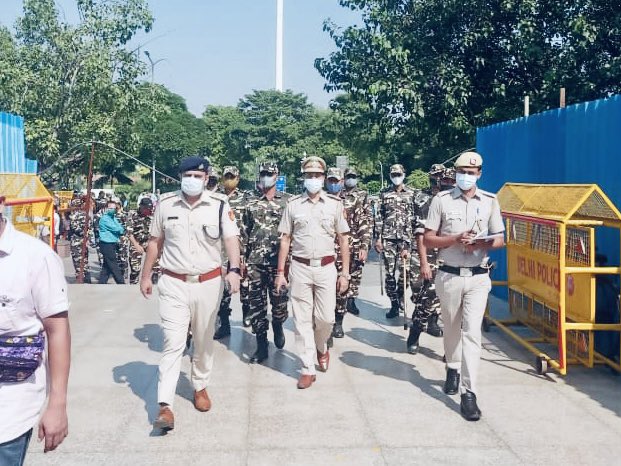 vinaymathur's tweet photo. Briefing of security personnel &amp; shopkeepers during foot patrolling and checking in Palika Bazar in view of the festive season. @DelhiPolice @DCPNewDelhi @Dhama_IPS @AnjithaChepyala #WearAMask #MaintainSocialDistancing #PracticeHandHygiene https://t.co/GnOTgGpRKs
