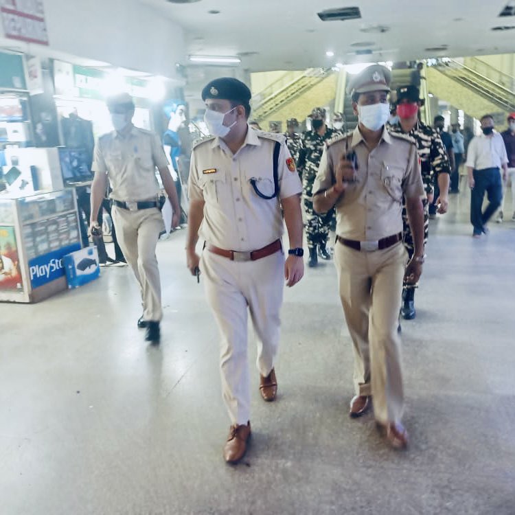 vinaymathur's tweet photo. Briefing of security personnel &amp; shopkeepers during foot patrolling and checking in Palika Bazar in view of the festive season. @DelhiPolice @DCPNewDelhi @Dhama_IPS @AnjithaChepyala #WearAMask #MaintainSocialDistancing #PracticeHandHygiene https://t.co/GnOTgGpRKs