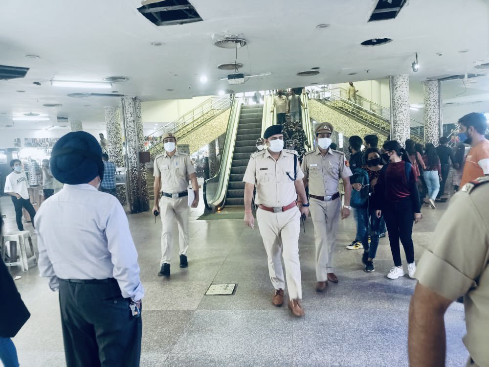 vinaymathur's tweet photo. Briefing of security personnel &amp; shopkeepers during foot patrolling and checking in Palika Bazar in view of the festive season. @DelhiPolice @DCPNewDelhi @Dhama_IPS @AnjithaChepyala #WearAMask #MaintainSocialDistancing #PracticeHandHygiene https://t.co/GnOTgGpRKs