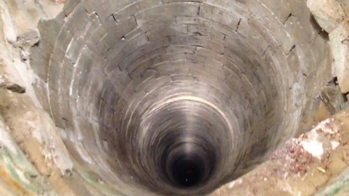 кольская сверхглубокая скважина. большая глубокая яма. Deep hole. Deep hole. карстовая впадина.