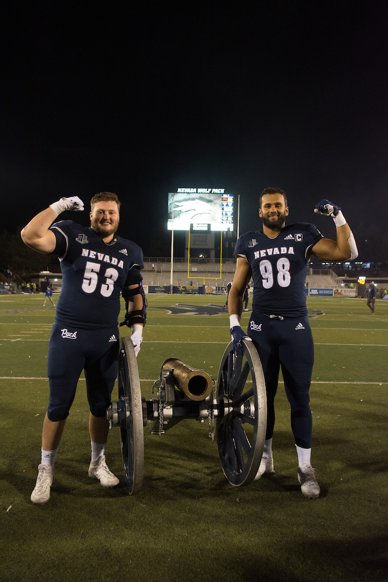 NevadaFootball's tweet photo. Family. 

#BattleBorn // #NevadaGrit https://t.co/qrAgGKFGPR