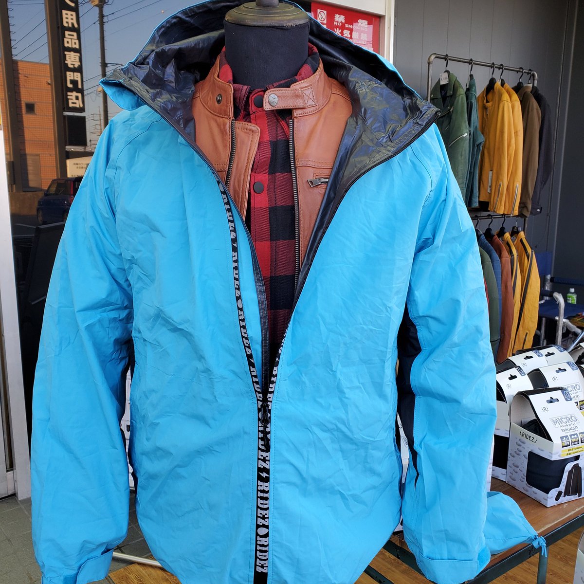 RIDEZ_HEAD_SHOP's tweet photo. レインウェアは何の上に着るか
それによってサイズが変わります。
バイク用のジャケットの上から着るといつもより2サイズくらい上げないといけないこともあります。
Sから4Lの全6サイズ
上も下も選べます。
#MICRORAIN https://t.co/OHP8VGo0gA