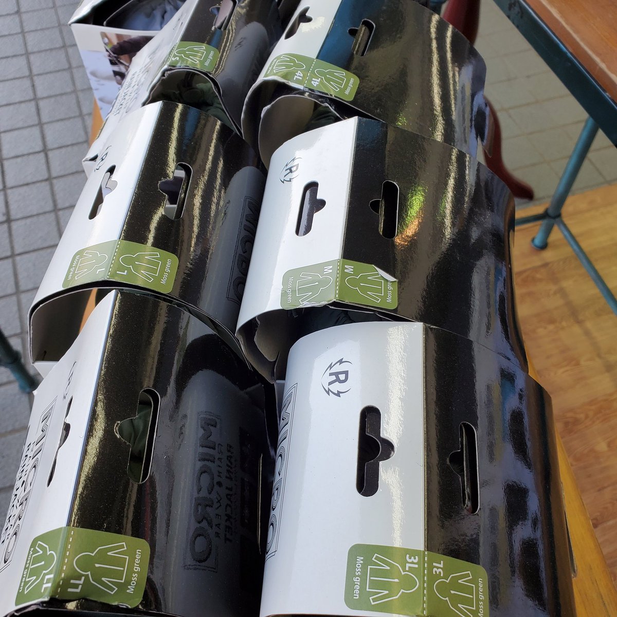 RIDEZ_HEAD_SHOP's tweet photo. レインウェアは何の上に着るか
それによってサイズが変わります。
バイク用のジャケットの上から着るといつもより2サイズくらい上げないといけないこともあります。
Sから4Lの全6サイズ
上も下も選べます。
#MICRORAIN https://t.co/OHP8VGo0gA