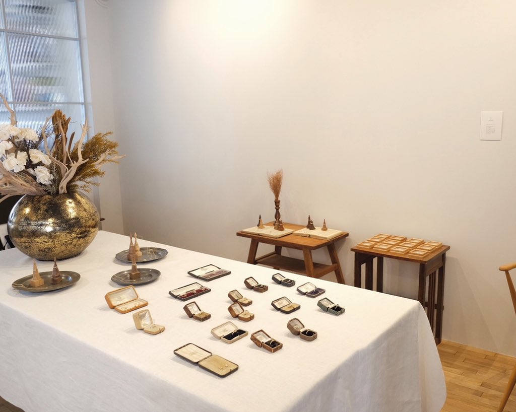 atelierplow's tweet photo. 神戸iiba galleryさんでの展示が始まりました。入荷したばかりのダイヤモンドルースと新作ジュエリーを並べています。今日、明日と在廊しています。お時間ある方はお立ち寄りください。 https://t.co/BGHc4Rjvrf