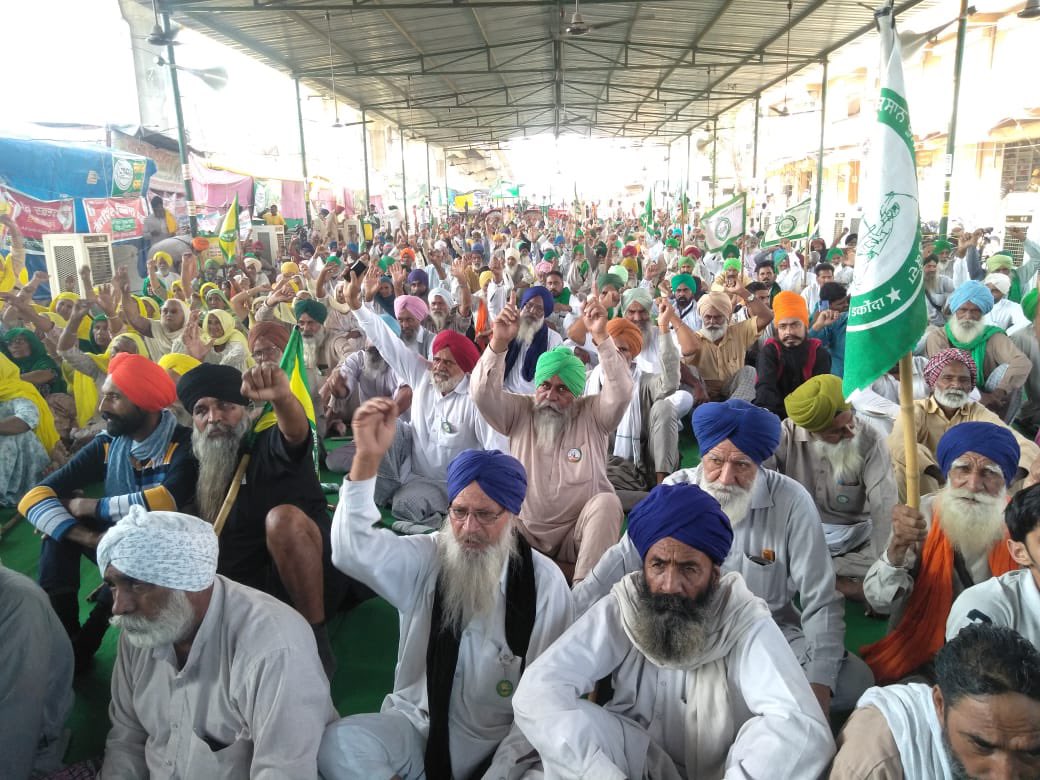 Tractor2twitr's tweet photo. Tikri Morcha is in chardi kala &amp; standing strong.

Last night police tried to intimidate farmers by removing all the barricades. It was earlier agreed to open just a 5 feet passage for locals.

#FarmersProtest https://t.co/dFo47B1KaX