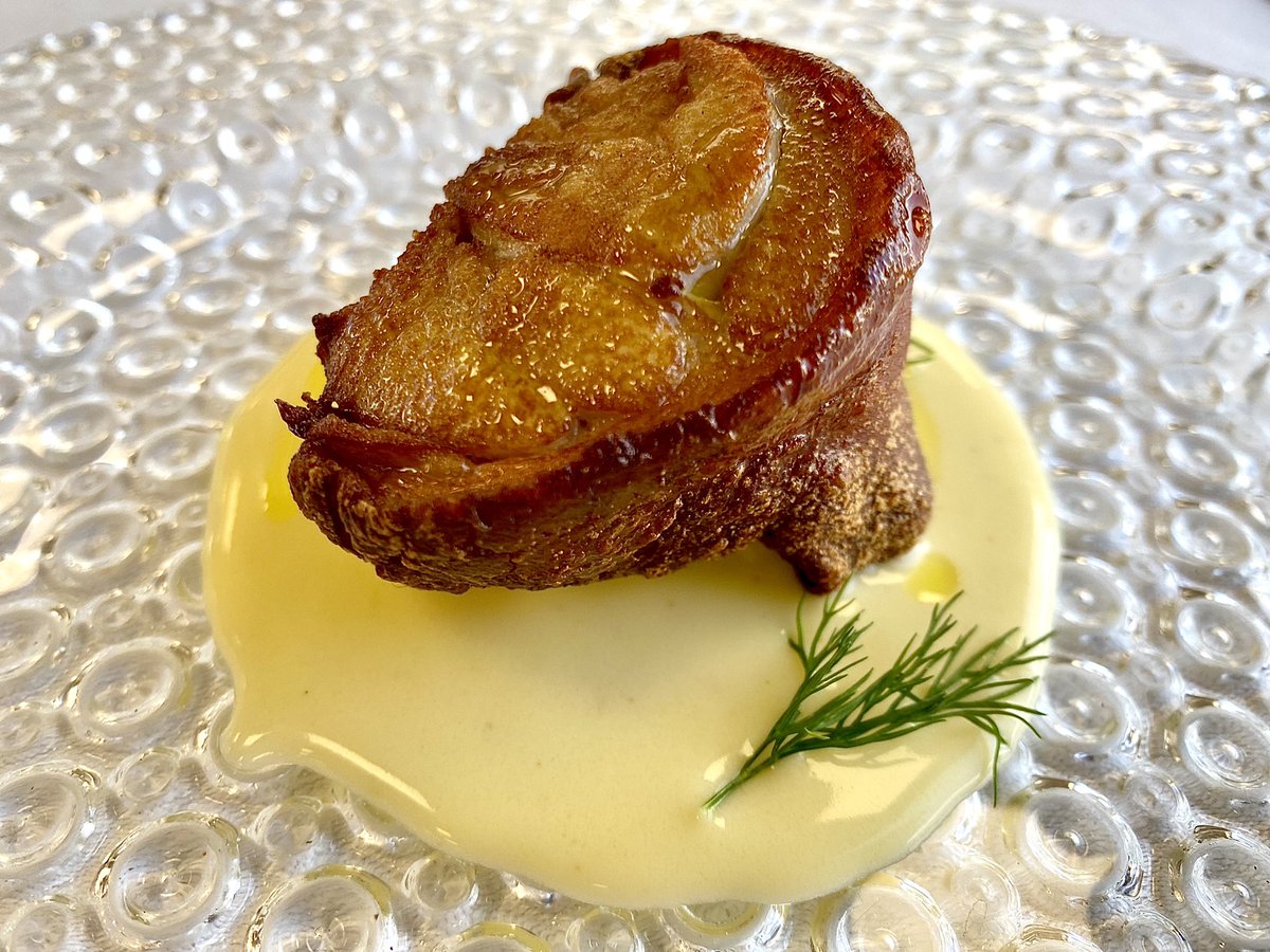 ¿Es posible ofrecer un gran menú del día por 14€ inspirado en las técnicas y conocimientos de la alta cocina? El milagro es obra del cocinero Alex Rey quien triunfa a diario en “Desguaces La Torre” recinto industrial al sur de Madrid. Mi crítica hoy elviajero.elpais.com/elviajero/2021…