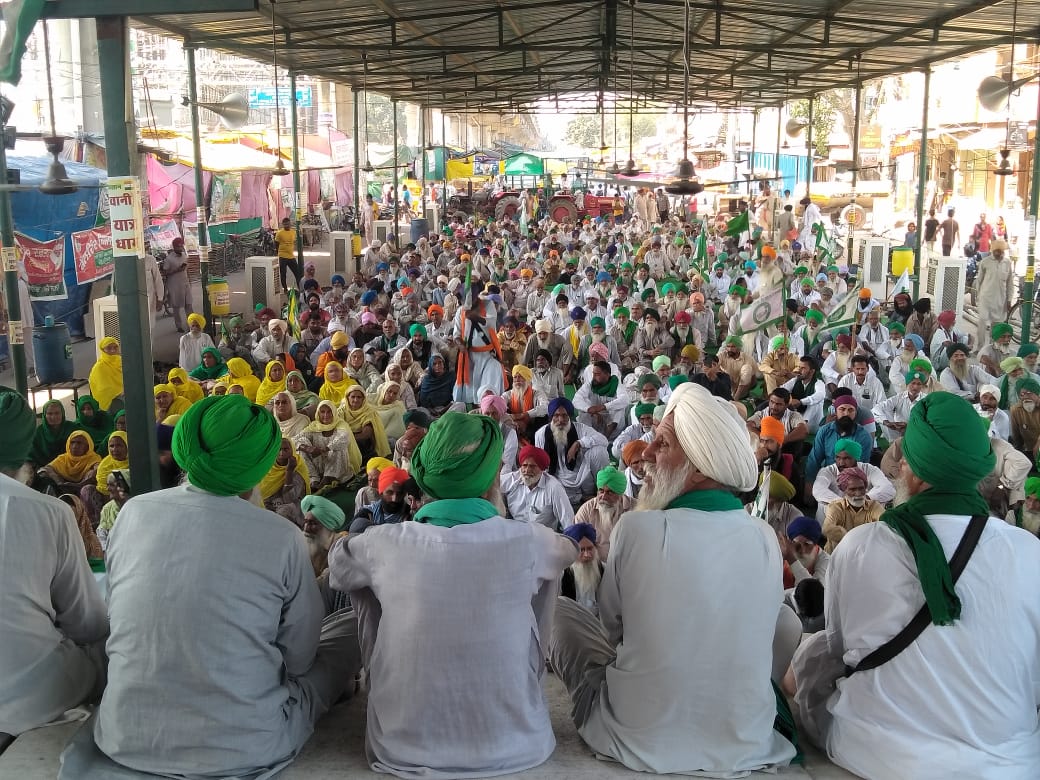 kisanektamorcha's tweet photo. कल रात पुलिस द्वारा भय का माहौल पैदा करने की कोशिश की गई परंतु आज की टिकर�� बॉर्डर मोर्चे की यह तस्वीरें बताती है कि किसानों के मोर्चे को किसानों की मर्ज़ी के बगैर कोई नहीं उठवा सकते।

तीन कृषि कानून रदद् होंगे व MSP पर कानून लेकर रहेंगे। https://t.co/Y1EoBnhdyj