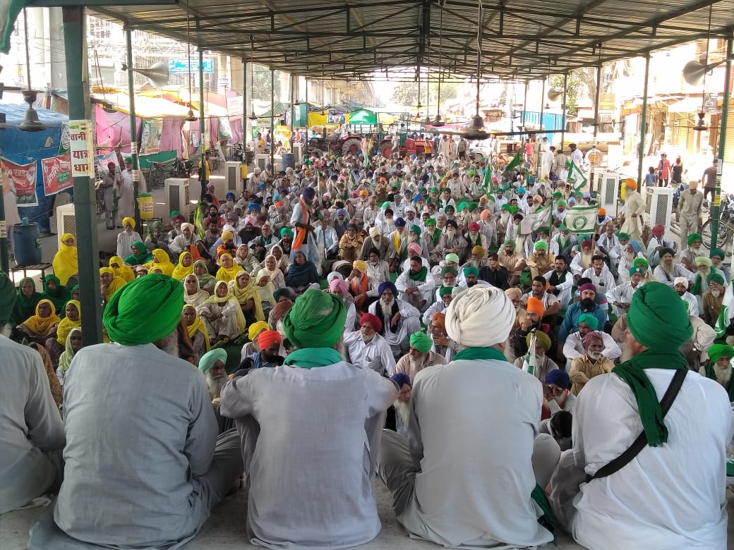 kisanektamorcha's tweet photo. कल रात पुलिस द्वारा भय का माहौल पैदा करने की कोशिश की गई परंतु आज की टिकर�� बॉर्डर मोर्चे की यह तस्वीरें बताती है कि किसानों के मोर्चे को किसानों की मर्ज़ी के बगैर कोई नहीं उठवा सकते।

तीन कृषि कानून रदद् होंगे व MSP पर कानून लेकर रहेंगे। https://t.co/Y1EoBnhdyj