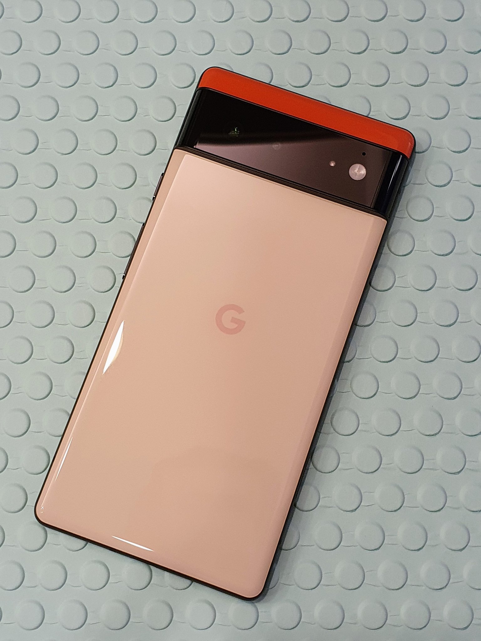 It's finally here, and it feels like entering a new generation of personal devices. Something that proactively assists you and tells you what it can do to make your life easier. Love it. #Pixel6 @madebygoogle https://t.co/YlJPwwUdqU