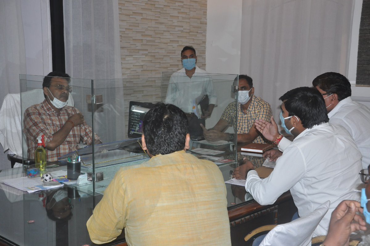 DmMuzaffarnagar's tweet photo. प्रतिदिन की भांति आज भी अपने कार्यालय पर आये हुए फरियादियों की समस्याओं को सुनते हुए निस्तारण करने हेतु संबंधित अधिकारी को निर्देशित किया। साथ ही सभी अधिकारियों को प्रतिदिन अपने कार्यालय में ही जन सुनवाई करने हेतु आदेशित किया। @homeupgov @CMOfficeUP @ChiefSecyUP @InfoDeptUP https://t.co/xrUbGj6OXO