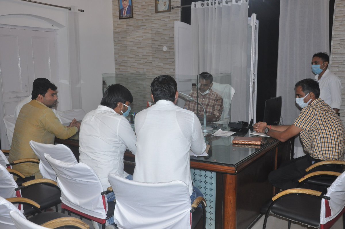 DmMuzaffarnagar's tweet photo. प्रतिदिन की भांति आज भी अपने कार्यालय पर आये हुए फरियादियों की समस्याओं को सुनते हुए निस्तारण करने हेतु संबंधित अधिकारी को निर्देशित किया। साथ ही सभी अधिकारियों को प्रतिदिन अपने कार्यालय में ही जन सुनवाई करने हेतु आदेशित किया। @homeupgov @CMOfficeUP @ChiefSecyUP @InfoDeptUP https://t.co/xrUbGj6OXO