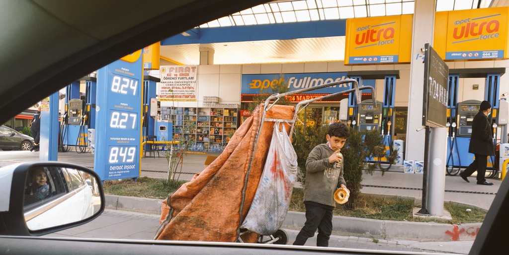 NKKoksel's tweet photo. Adı:YAMAN
Yükü,hayat 😔
Az,önce,Ankara'nın kalbi Anıtkabir'in dibi, Dögol Caddesi üzerinde fotoğrafladım.. 
9 yaşında..
Dikiz aynasından görünen,TOBB Ünv. Garaj Maker Bilişim Çağ Atölyesine eğitime götürdüğüm oğlum ,Efe Bulut...
Efe farketti Yaman'ı..
Anne,çekemiyor dur lütfen 
+ https://t.co/EfgB5Pce7I