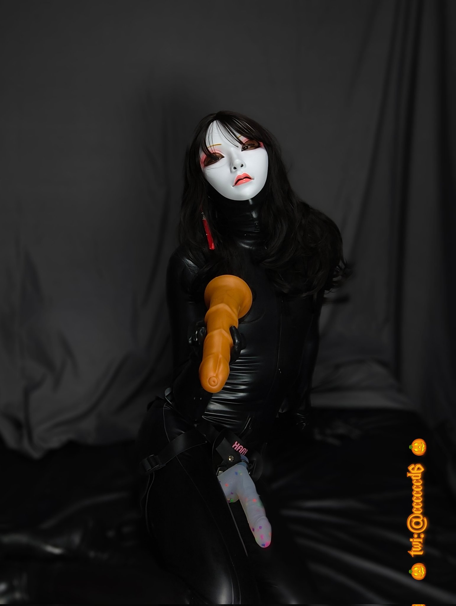3 pic. 张嘴～姐姐喂你吃糖糖～ 乖哦，姐姐爱你😈 #holloween #latex #四爱 https://t.co/rLqqFTaUTZ