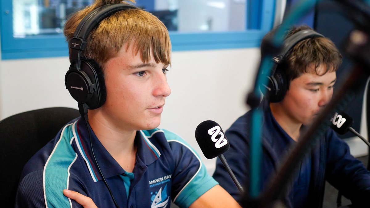 ABCEducationAU's tweet photo. During #MediaLiteracyWk, students at Champion Bay in Geraldton, WA spent time at the ABC Midwest & Wheatbelt studios as part of the #ABCHeywire News Champions pilot program. This excursion developed students' skills in journalism and empowered them to be critical thinkers! https://t.co/yHgMXqIlle