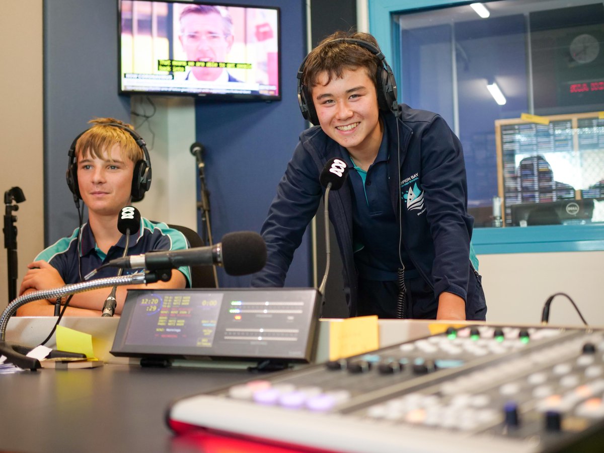 ABCEducationAU's tweet photo. During #MediaLiteracyWk, students at Champion Bay in Geraldton, WA spent time at the ABC Midwest & Wheatbelt studios as part of the #ABCHeywire News Champions pilot program. This excursion developed students' skills in journalism and empowered them to be critical thinkers! https://t.co/yHgMXqIlle
