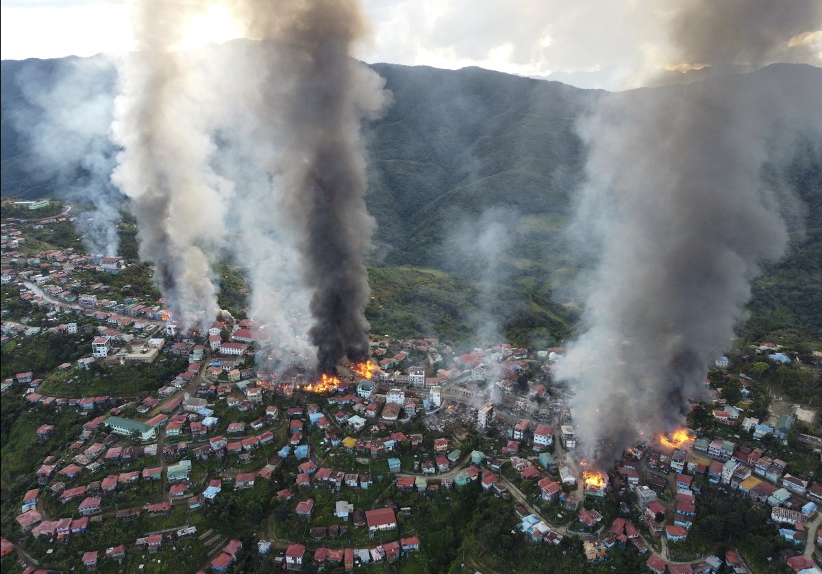 Myanmar_Now_Eng's tweet photo. More than 160 homes across the Chin State town of Thantlang were burned down in a military shelling on Friday, a spokesperson for the Chinland Defence Force (CDF) resistance group told Myanmar Now. (Photo - The Chinland Post) 
#WhatsHappeningInMyanmar https://t.co/2UqVIIXlkO