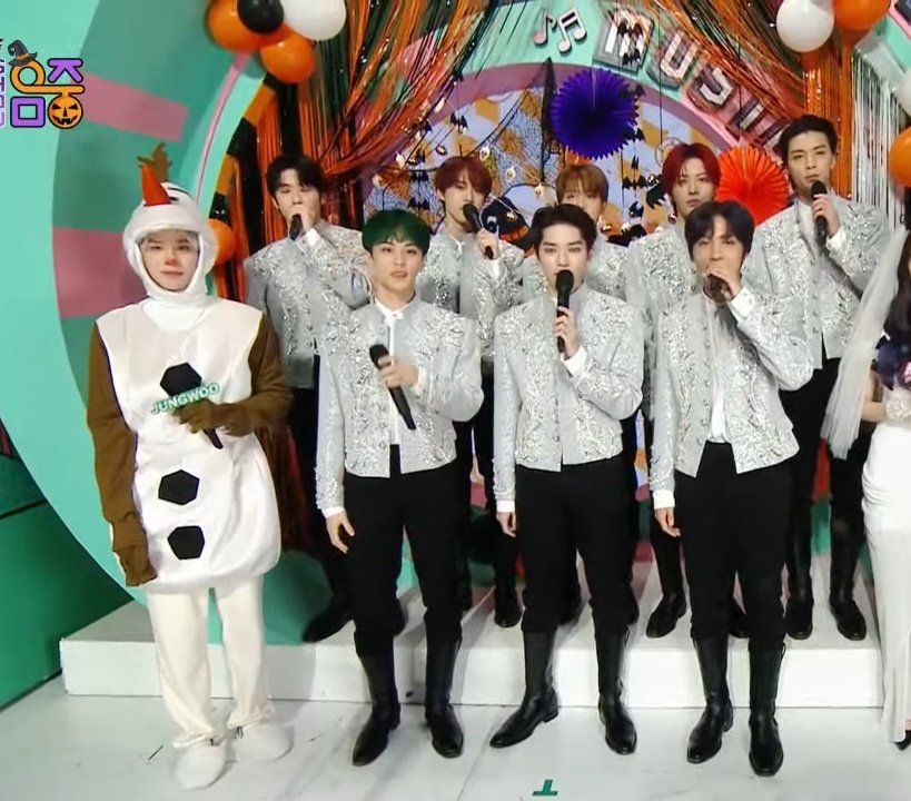 MC #JUNGWOO with NCT127! Olaf with the vampires ⛄🧛