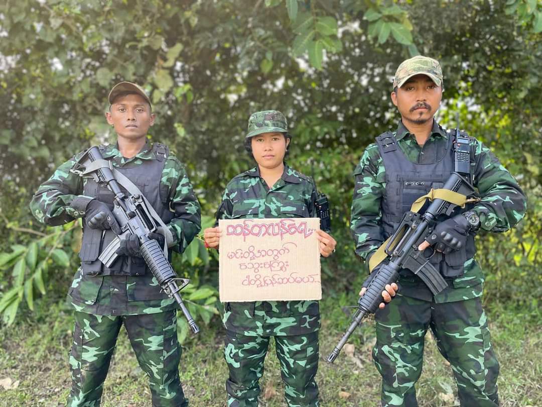m_krl1's tweet photo. PDF members from somewhere in a forest in #Myanmar protested against military dictatorship on Oct30 and showed their solidarity to civilians of Chin’ #Thantlang where more than 164 houses have been burnt to the ground by Junta.
#Oct30Coup “#HelpChinState”
#WhatsHappeningInMyanmar https://t.co/KLUWahQXk2