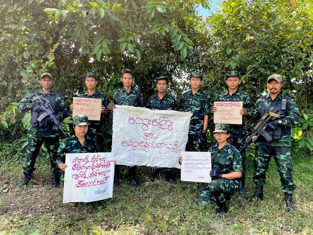 m_krl1's tweet photo. PDF members from somewhere in a forest in #Myanmar protested against military dictatorship on Oct30 and showed their solidarity to civilians of Chin’ #Thantlang where more than 164 houses have been burnt to the ground by Junta.
#Oct30Coup “#HelpChinState”
#WhatsHappeningInMyanmar https://t.co/KLUWahQXk2