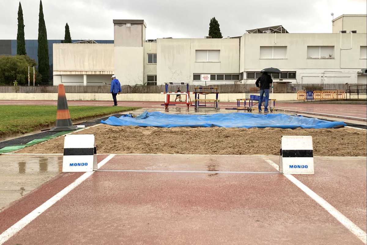 fatletismeib's tweet photo. A punt de començar la Final Insular dels JEE 2021 pels atletes Sub12 de Mallorca. La pluja confirma la seva assistència… 🌧
Resultats: https://t.co/dpOHfXnik5.
@turismeiesports @EBaseMallorca @esportsIB #atletesfaib #pistafaib #basefaib https://t.co/iUjjUsL0rt