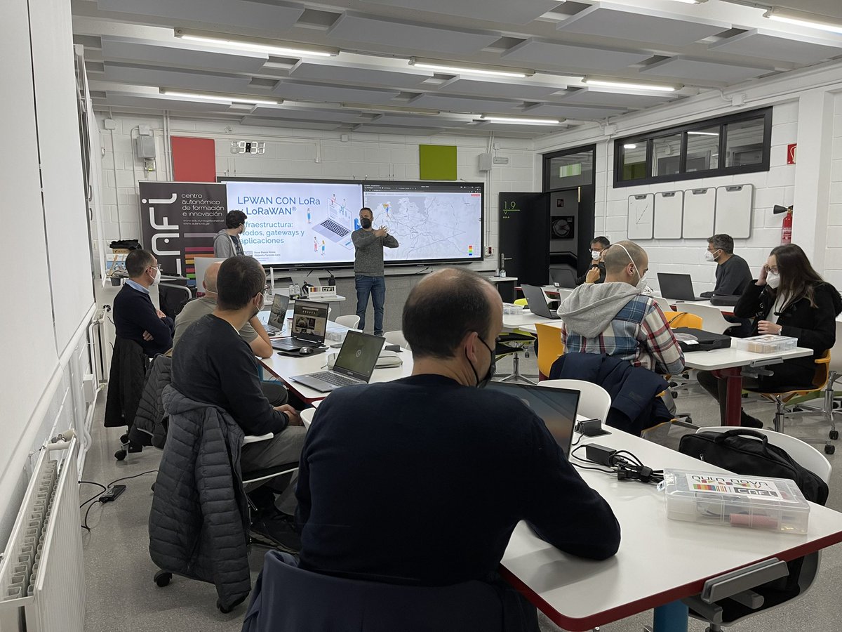 ➡️ Iniciamos a sesión 3 do curso de comunicacións #LoRa para docentes.

➡️Hoxe imos ter unha sesión moi #argalleira.

➡️Unha vez montada a estación imos  probar o funcionamiento de varios sensores.

#CAFI_AulaNova <a href="/TCRobotics/">Alex TC</a> <a href="/dev_4m1g0/">dev.4m1g0</a>