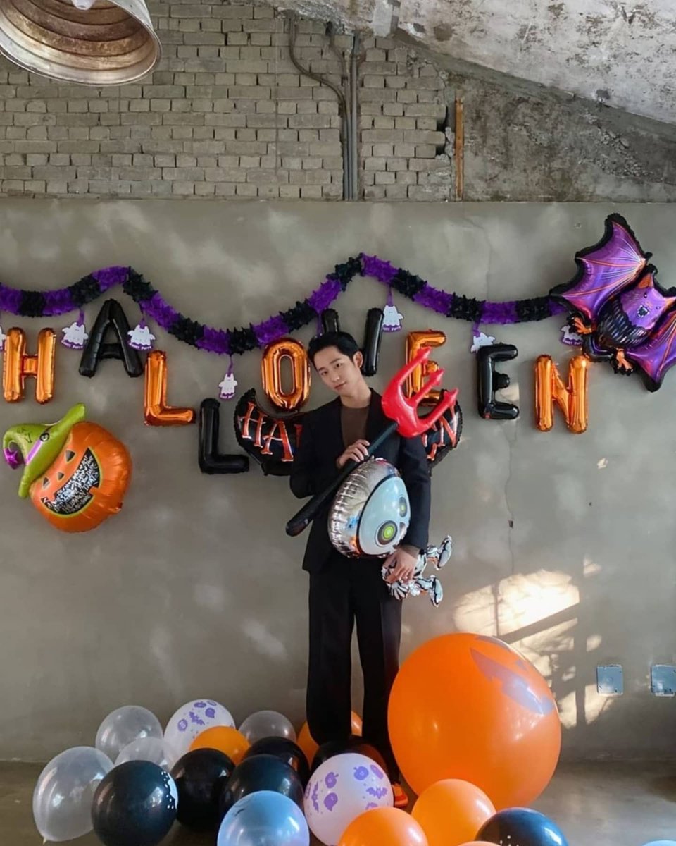 won2_____'s tweet photo. 센스쟁이 🥰👻👻👻👻
#Repost from @team_junghaein by @quicksave.app
・・・
HAPPY HALLOWEEN🎃
팀원분들 심장 무사하시죠?!💘
터지셨으면 여분 갈아끼우고 오세요
내일 또 있어요😘
#정해인 #JungHaeIn @holyhaein #InstaSaveApp #QuickSaveApp https://t.co/UypJCf0Djv
