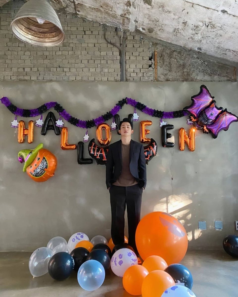 won2_____'s tweet photo. 센스쟁이 🥰👻👻👻👻
#Repost from @team_junghaein by @quicksave.app
・・・
HAPPY HALLOWEEN🎃
팀원분들 심장 무사하시죠?!💘
터지셨으면 여분 갈아끼우고 오세요
내일 또 있어요😘
#정해인 #JungHaeIn @holyhaein #InstaSaveApp #QuickSaveApp https://t.co/UypJCf0Djv