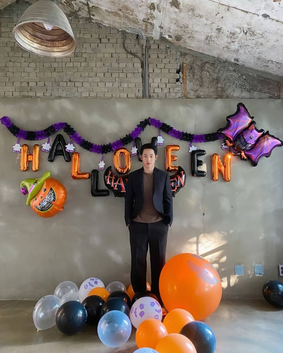 won2_____'s tweet photo. 센스쟁이 🥰👻👻👻👻
#Repost from @team_junghaein by @quicksave.app
・・・
HAPPY HALLOWEEN🎃
팀원분들 심장 무사하시죠?!💘
터지셨으면 여분 갈아끼우고 오세요
내일 또 있어요😘
#정해인 #JungHaeIn @holyhaein #InstaSaveApp #QuickSaveApp https://t.co/UypJCf0Djv