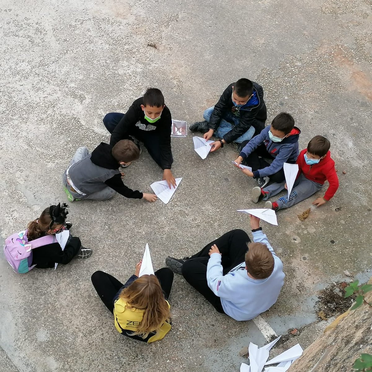 zer_conca's tweet photo. Celebrem la Castanyada, envoltats de natura i famílies. La Castanyera ens ha visitat i en una gimcana hem participat.
Bona Castanyada a tothom🌰🌳🍁🍄🍂🎃
#castanyada2021 #natura #transformacióeducativa #zerconca #EscolesVerdes #escolapetita #escolarural #famílies https://t.co/rS2ry9kKkU