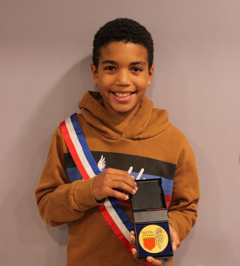 LMPositif's tweet photo. 🏅 A seulement 9 ans, Victor a sauvé un de ses camarades à la cantine alors que ce dernier était en train de s’étouffer. Il lui a ainsi fait la manœuvre d’Heimlich qu'il avait apprise sur Internet ! Le maire de Tavel lui a alors remis la médaille de la Ville ! ❤️ (Midi libre) https://t.co/3Td712Xj8b