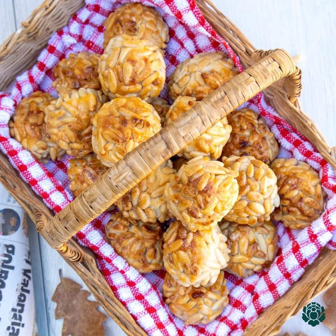 superverd_cat's tweet photo. 🥳🍁 Estem a punt de celebrar la #Castanyada i, a #Superverd, tenim els ingredients estrella per elaborar una de les postres o berenars més típics: els #panellets! ✍🏼 Apunteu-vos els ingredients per 30 unitats
- 250g d’ametlla
- 150g de sucre
- 1 ou
- 75g de patata
- 1 llimona https://t.co/56M5SsPSOd