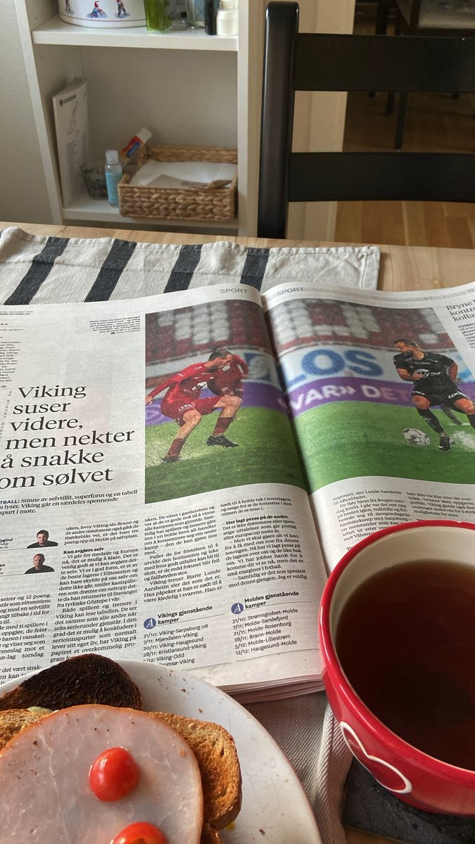 Perfekt frokost på Stokka, <a href="/kflygind/">Kjetil Flygind</a> <a href="/StigNilssen/">Stig Nilssen</a> alt leses først på nett, så papiravis! Håret er muligens både dødt og grått, jeg er en utdøende rase - men finnes det noe bedre enn Aftenbladet i papir en lørdagsmorgen!! En by, ett lag og to dyktige journalister!!😀