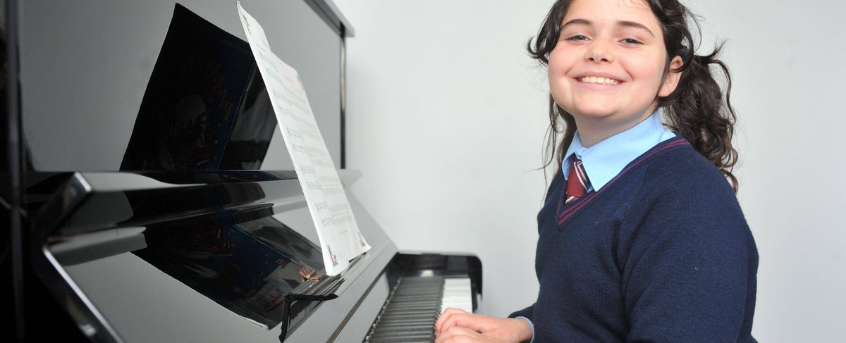 We are recruiting a new piano teacher. All of the pupils are as smiley as this all the time. Come and join our great team.deanclose.org.uk/vacancies/pian…