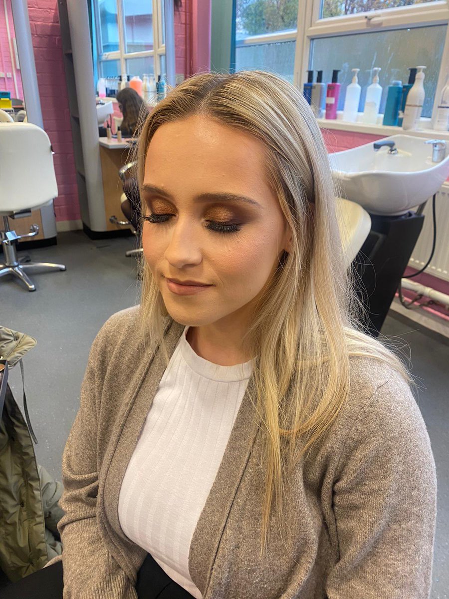 FridaySahs's tweet photo. Makeup artist Sarah Hamilton visited Makeup club this week to talk to the pupils about all things Makeup and about how she chose the profession. @MissCroall was the perfect model for the demonstration 💄😁. https://t.co/9PQuLFirHj