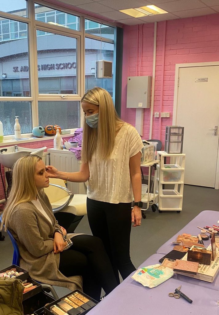 FridaySahs's tweet photo. Makeup artist Sarah Hamilton visited Makeup club this week to talk to the pupils about all things Makeup and about how she chose the profession. @MissCroall was the perfect model for the demonstration 💄😁. https://t.co/9PQuLFirHj