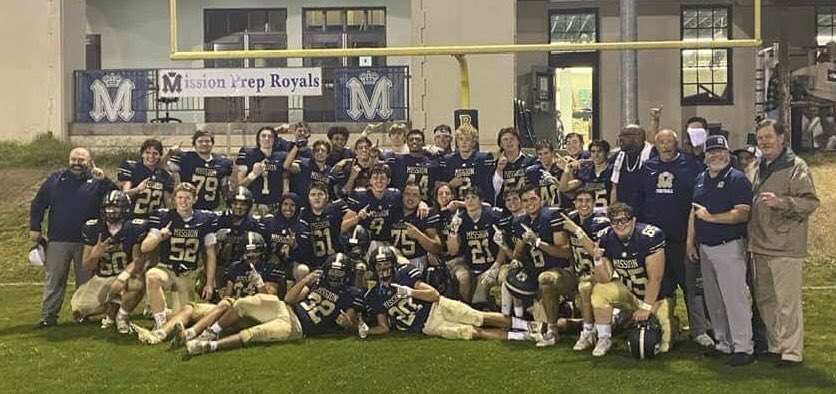 coach_dschuster's tweet photo. The City is Ours! Undisputed League Champs! This team is truly Uncommon! @MCP_Athletics @MCPFootball @MCPActivities https://t.co/0Kt1T3Epsd
