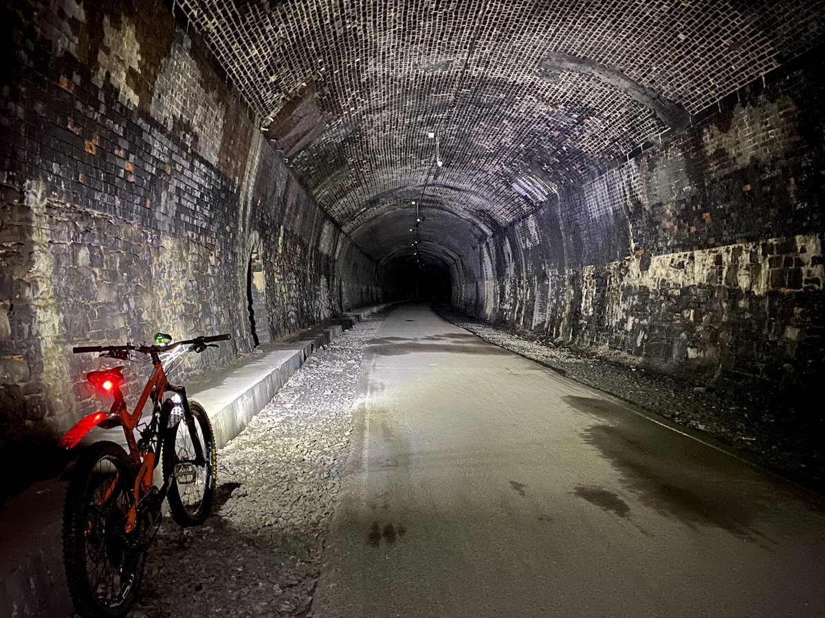 mozzasnaps's tweet photo. A bit late to the night ride party. First one of the season for me last night and I’d forgotten how much fun they are 😎 perfect evening for it ahead of the next band of rain #mtb #nightride #exposurelights #peakdistrictmtb https://t.co/OhFflOkcux