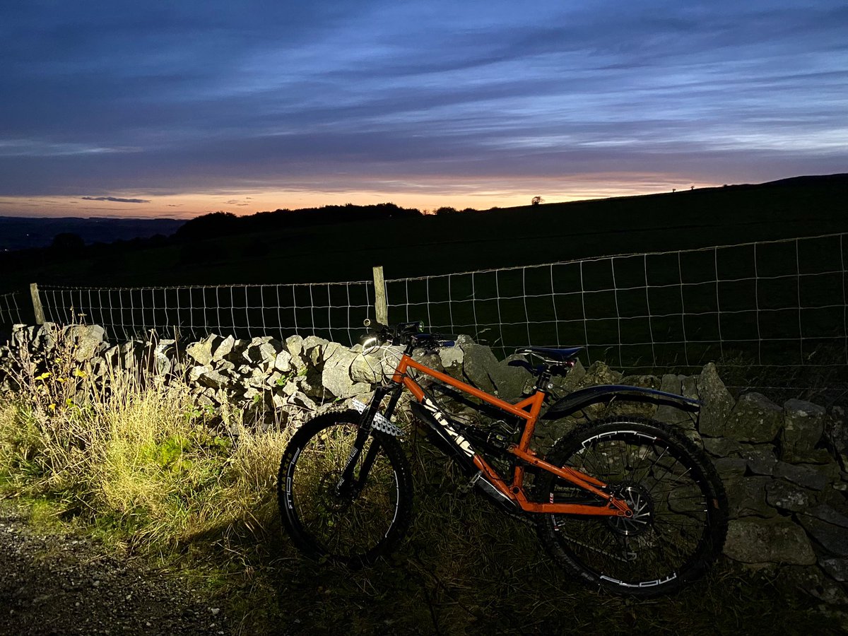 mozzasnaps's tweet photo. A bit late to the night ride party. First one of the season for me last night and I’d forgotten how much fun they are 😎 perfect evening for it ahead of the next band of rain #mtb #nightride #exposurelights #peakdistrictmtb https://t.co/OhFflOkcux