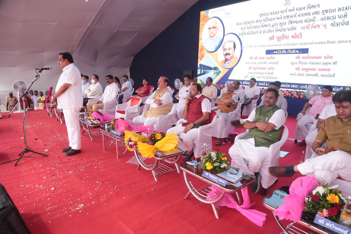 BJP4Gujarat's tweet photo. રાષ્ટ્રીય ધોરીમાર્ગ નં ૫૬ પર નિર્માણ પામેલ તાપી બ્રિજનું આજરોજ પ્રદેશ અધ્યક્ષ શ્રી @CRPaatil ની પ્રેરક ઉપસ્થિતિમાં માર્ગ અને પરિવહન મંત્રી શ્રી @purneshmodi ના શુભહસ્તે લોકાર્પણ કરવામાં આવ્યું. https://t.co/iuye1BupWc