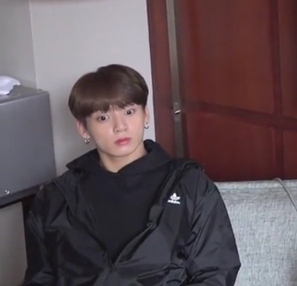 intojimin13's tweet photo. " this is how jungkook space out " 😶

a thread ; https://t.co/W55q6FFw3r