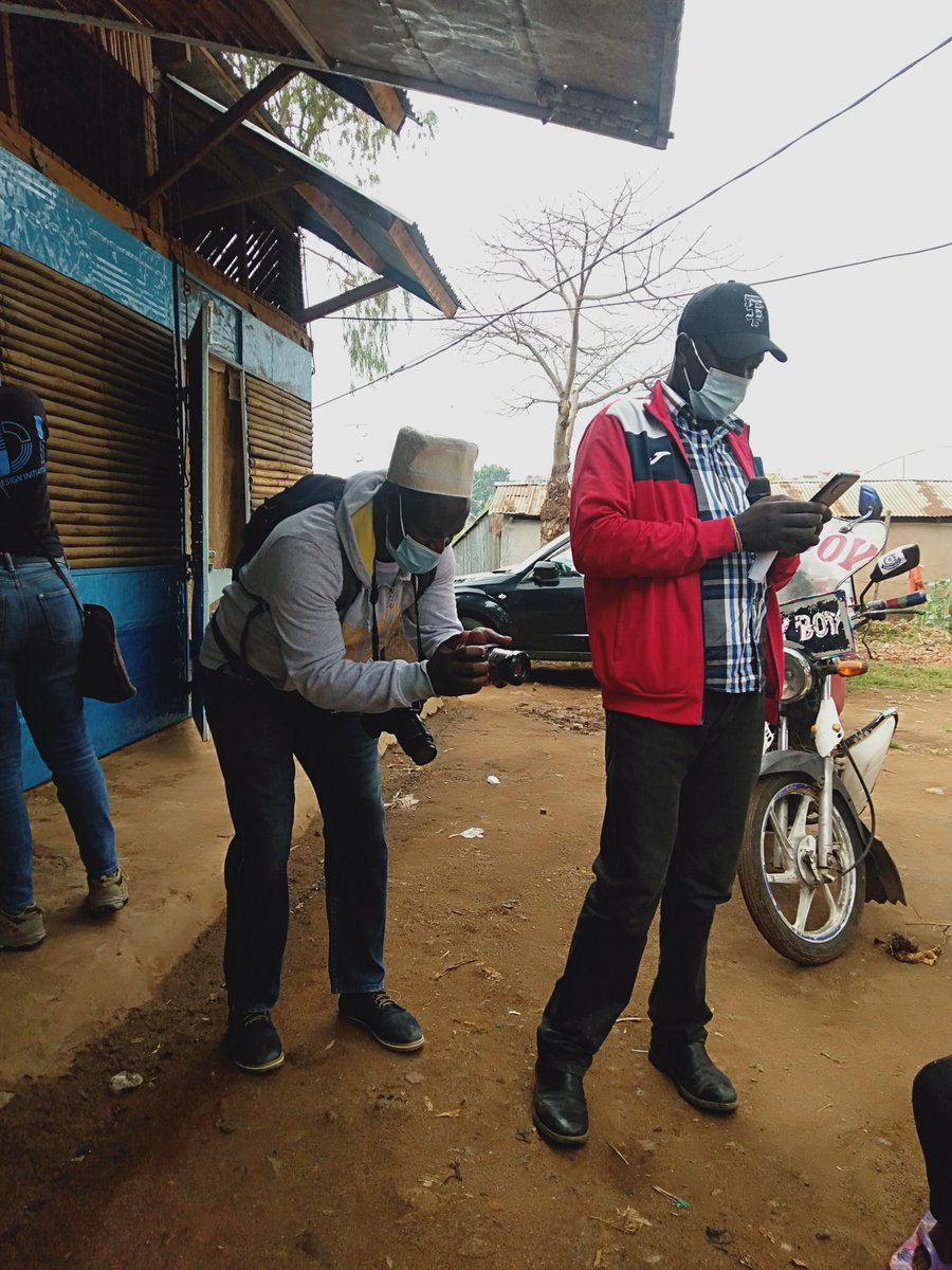 KDI_Kenya's tweet photo. Wazee wa kazi; super photographer @pascalkipkembo2 & super MC #Ibra...... tukilaunch #NNDCG #Playbaze hapa #KPSP01 #Kibera #NexonFoundation https://t.co/62BXJtrqsk