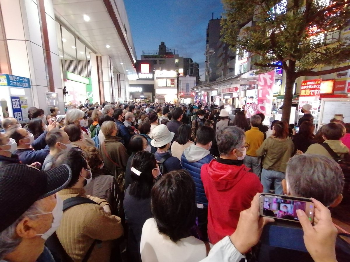 れいわ新選組の山本太郎さんがJR中央線西荻窪駅で午後5時から演説。小さい駅が大群衆で埋まっている。西荻窪がこんな事になっているのは初めてか。山本太郎さんの「比例はれいわ」の呼び掛けに大歓声が沸き起こっている。 