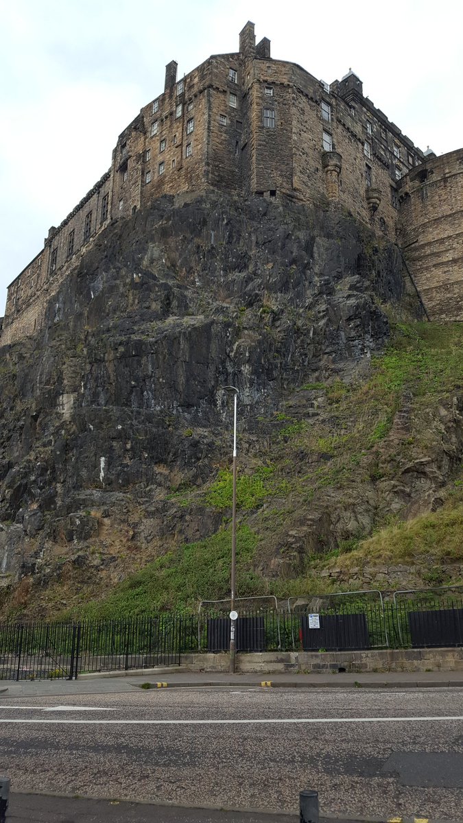darrylevz's tweet photo. Edinburgh Castle last week. https://t.co/GykWTJj55S