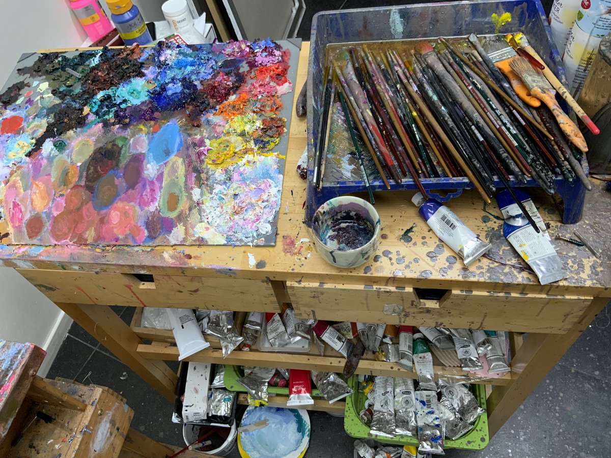 Goodmorning artists and artlovers! My god when  did it happen i let it get this far…how does your pallet look like?Time today for a cleanup!
#pallet #cleanstudio #painterslife