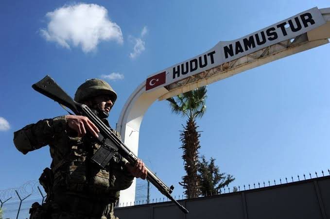 Hattı müdafaa yoktur sathı müdafaa vardır..

O satıh bugün gezdiğin topraklardır, unutma Türk!

Geç de olsa gün aysın💕