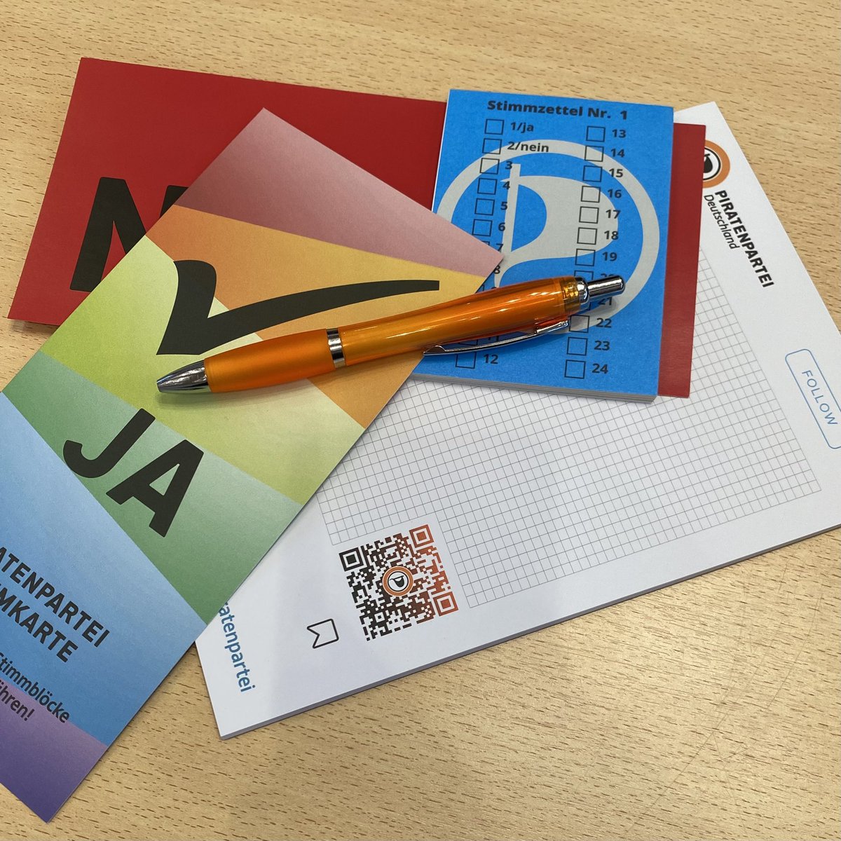 sebulino's tweet photo. Juhuuu, endlich wieder Parteitag und Leute treffen ☺️☺️
#HELP21 #PIRATENFamilie #PIRATEN
https://t.co/CRglUEgfEX https://t.co/FUOZpqpcb2